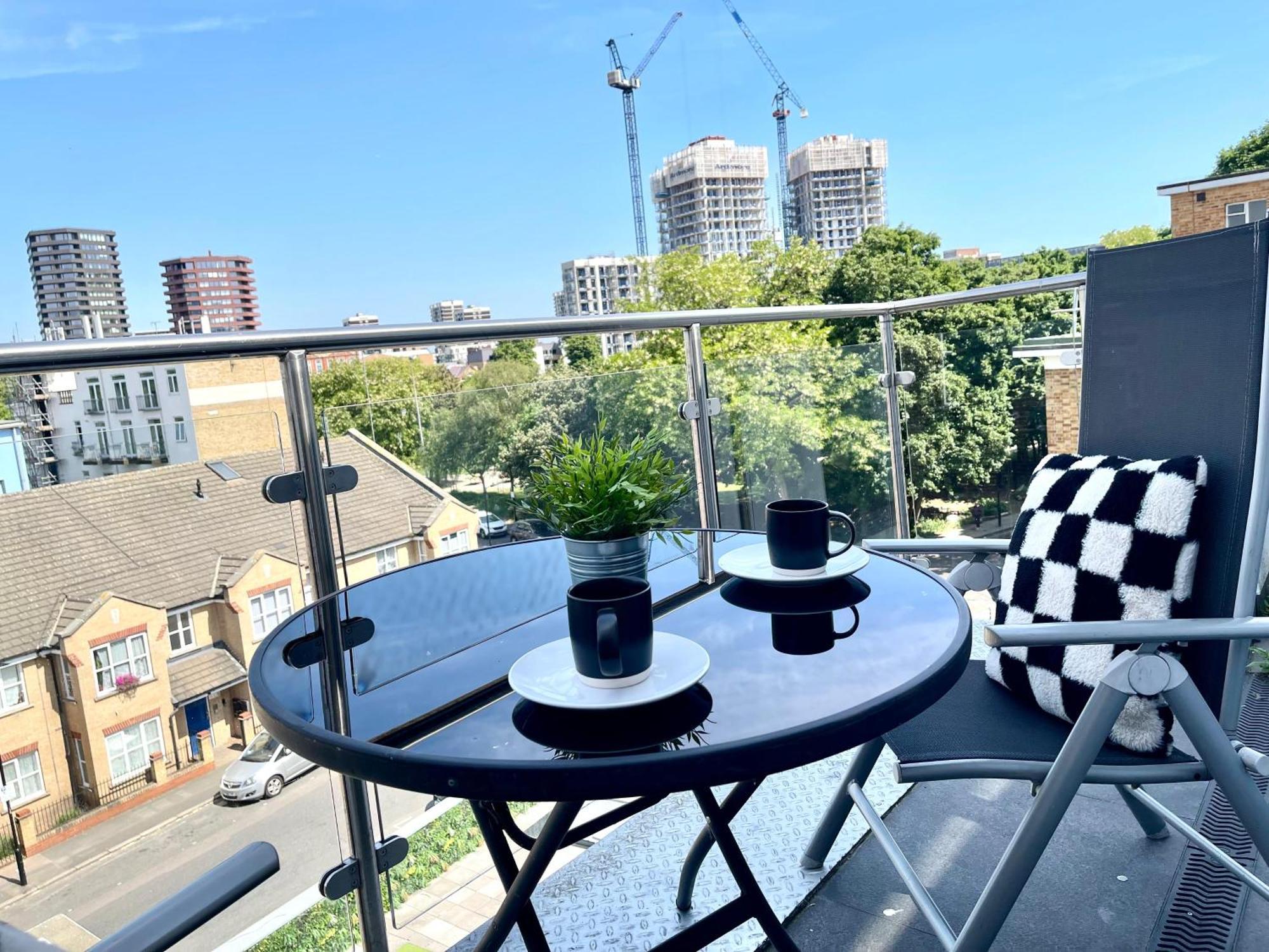 Apartment Contemporary With Private Terraces In Shoreditch, Hoxton, Islington London