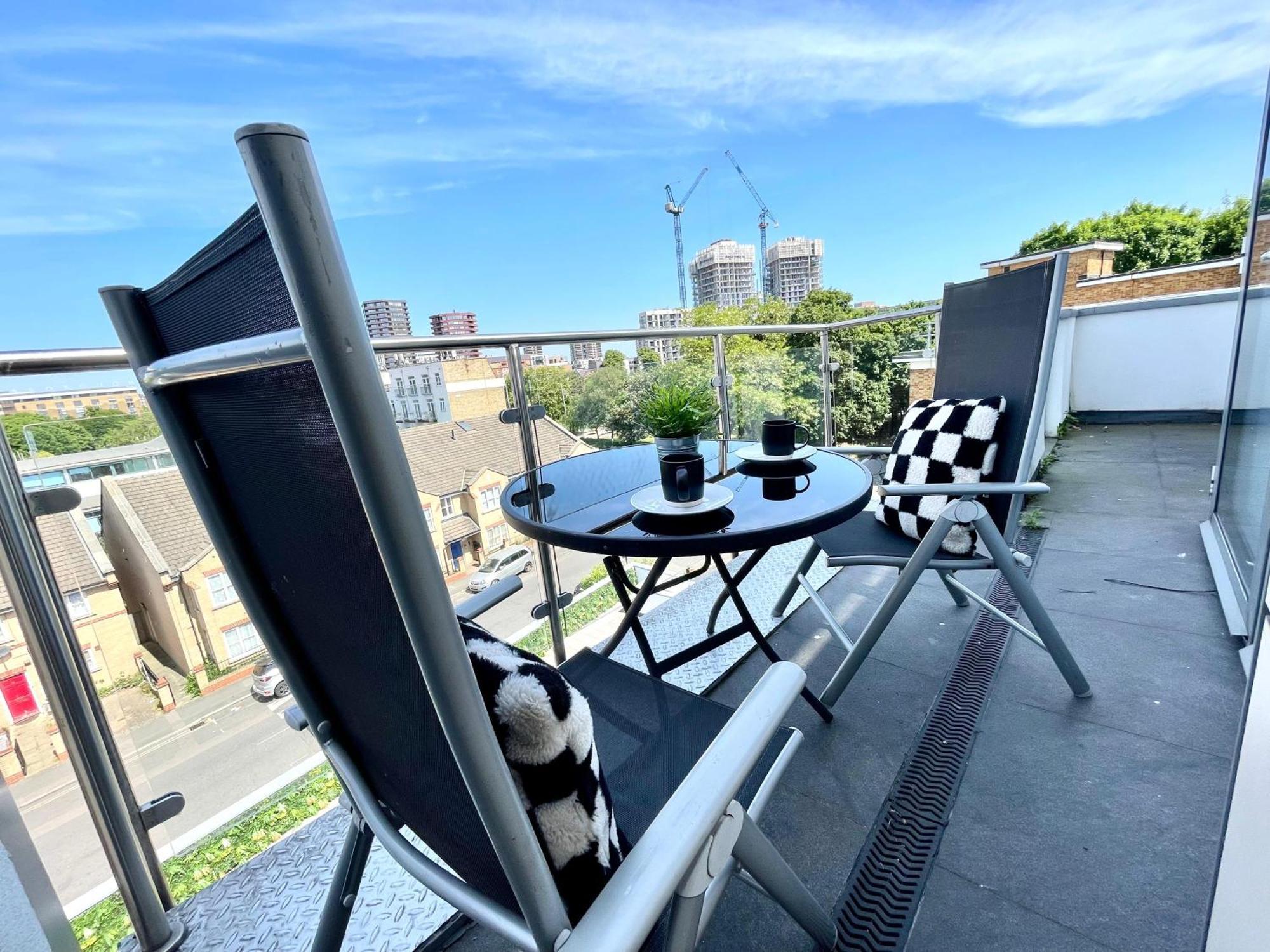 Apartment Contemporary With Private Terraces In Shoreditch, Hoxton, Islington London