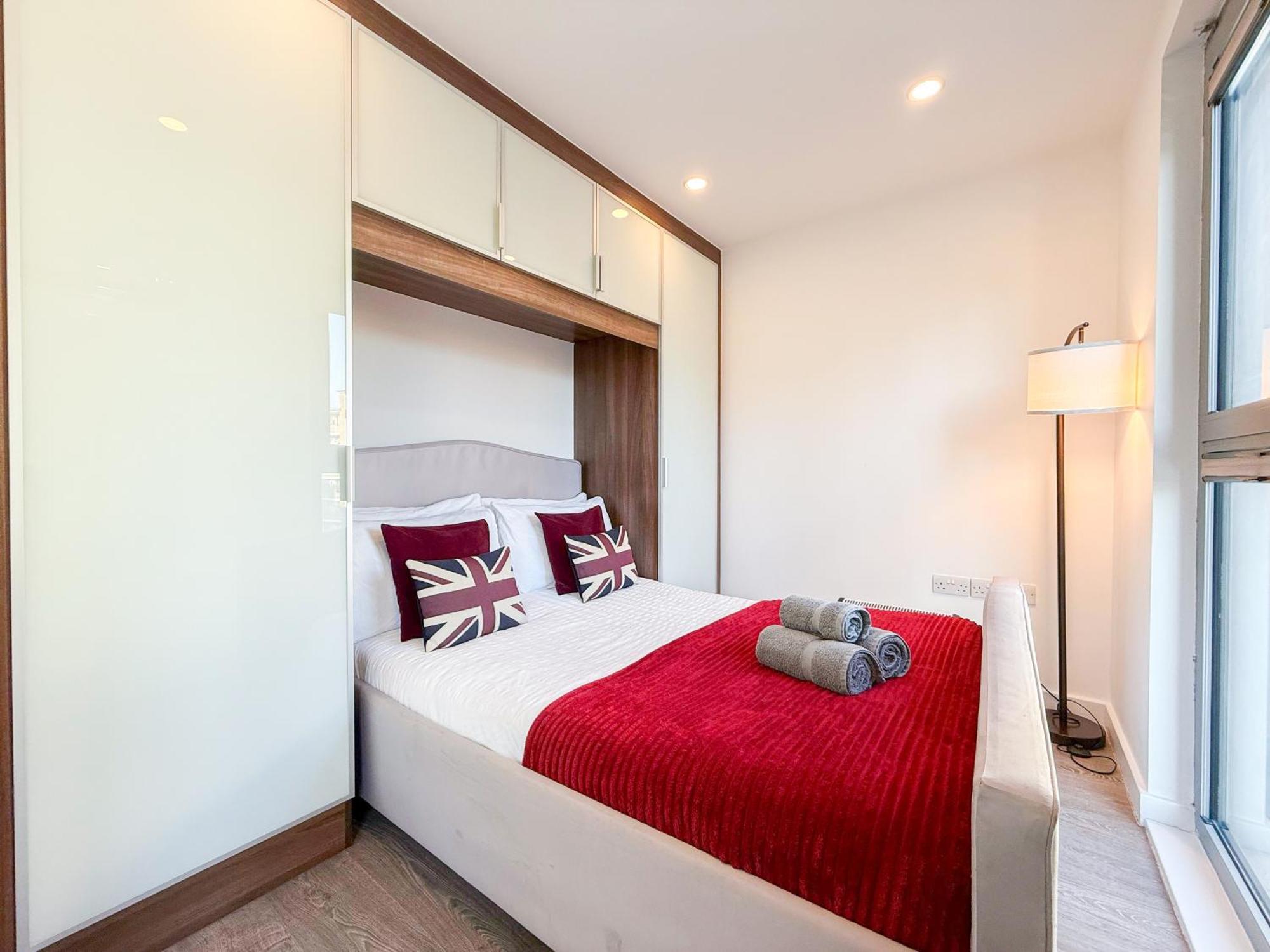 Contemporary With Private Terraces In Shoreditch, Hoxton, Islington *
