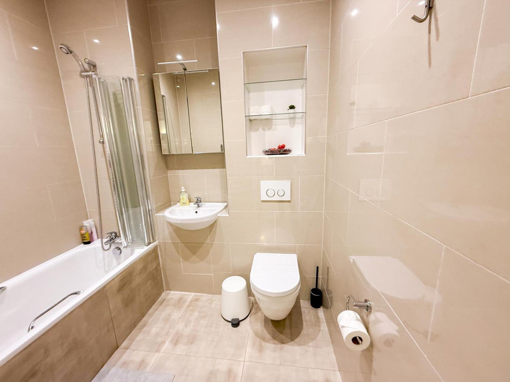 Contemporary With Private Terraces In Shoreditch, Hoxton, Islington *