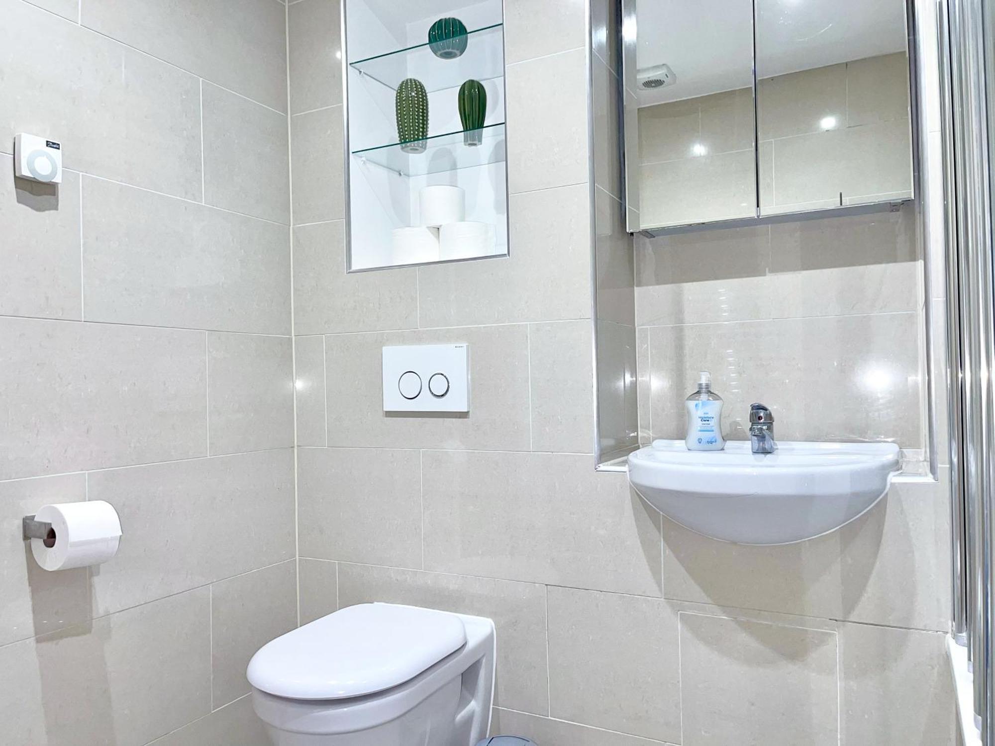 Contemporary With Private Terraces In Shoreditch, Hoxton, Islington Apartment London